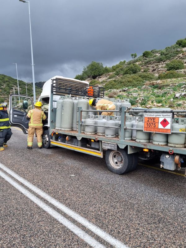 בלוני גז נפלו ממשאית כתוצאה מתאונה עם רכב