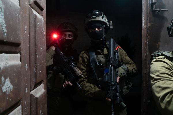 צפו: כוחות צה"ל עצרו מספר מבוקשים ברחבי יו"ש