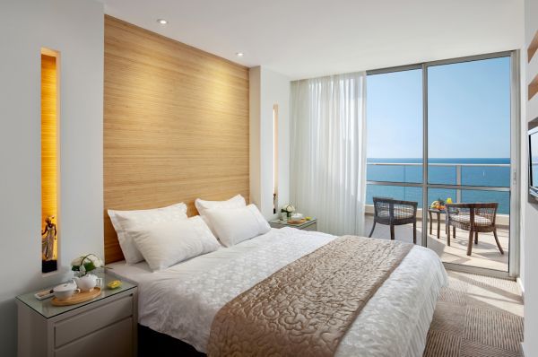 "עם חלון משקיף לים התיכון" : מלון רמדה נתניה