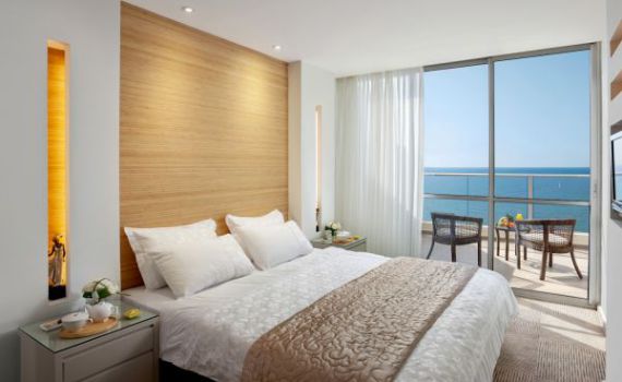 "עם חלון משקיף לים התיכון" : מלון רמדה נתניה