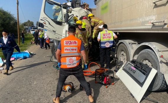 2 משאיות התנגשו: שלושה פצועים בתאונה באשדוד