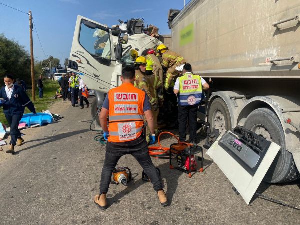 2 משאיות התנגשו: שלושה פצועים בתאונה באשדוד