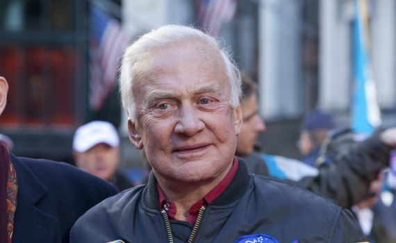 אין גיל לאהבה: באז אולדרין מתחתן בפעם הרביעית