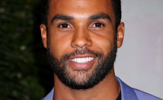 כוכב אמילי בפריז בדרך לתפקיד ג'יימס בונד?