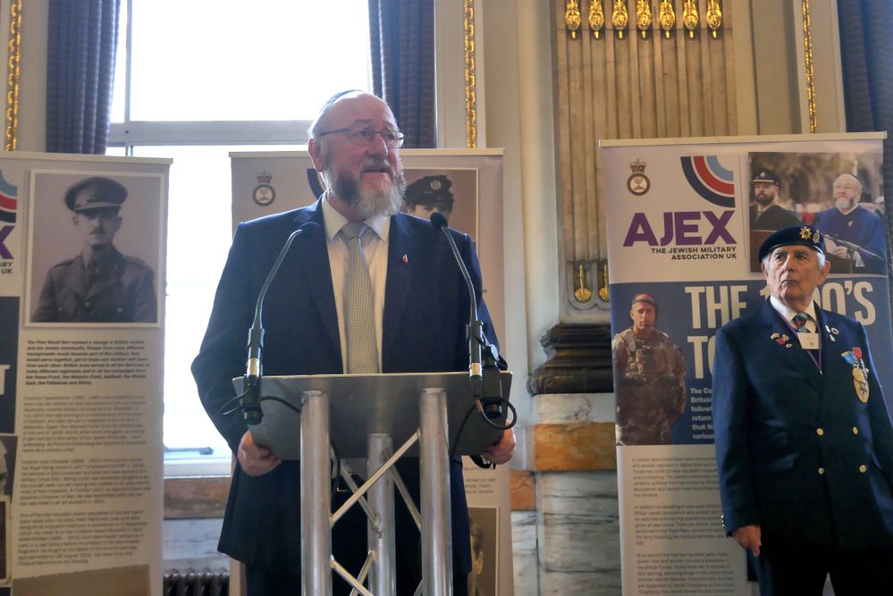 כבוד: הרב הראשי של בריטניה זכה לתואר אבירות