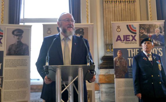 כבוד: הרב הראשי של בריטניה זכה לתואר אבירות