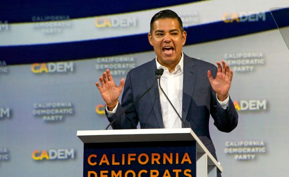 במקום תנ"ך: חבר הקונגרס יושבע על חוברת סופרמן