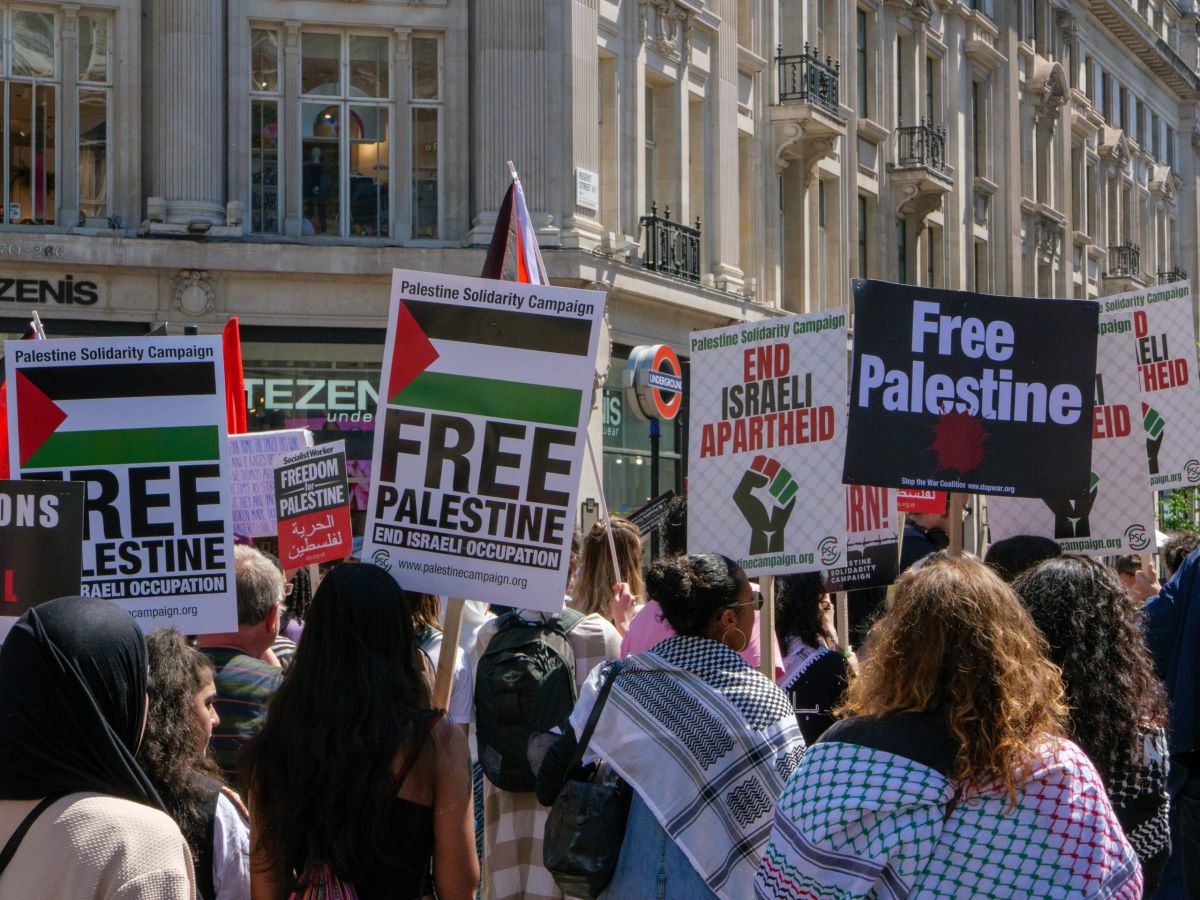 האופוזיציה הבריטית תוותר על ההכרה בפלסטין?