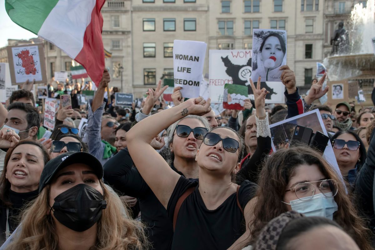 מחאת החיג'אב באיראן: בת הנשיא לשעבר נשלחה לכלא