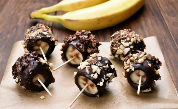 זמן להתפנק: מתכון לשיפודי בננה ושוקולד מריר