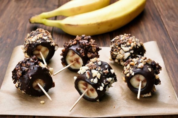 זמן להתפנק: מתכון לשיפודי בננה ושוקולד מריר