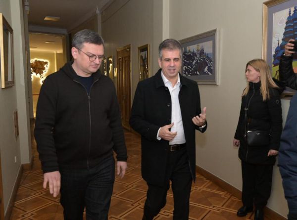 אזעקה נשמעה בעת ביקור השר כהן בקייב | תיעוד