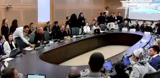 אירוע חריג: פעילי מחאה התפרצו לדיון ועדת חוקה