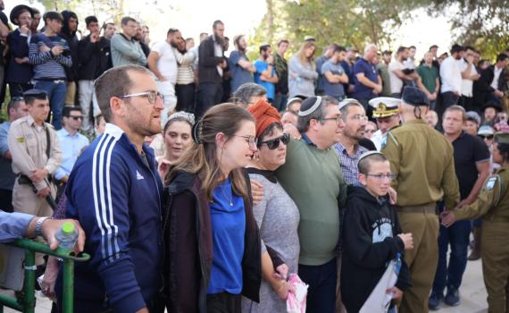 בהלוויה של הלל ויגל: שירה אדירה של 'מזמור לדוד'