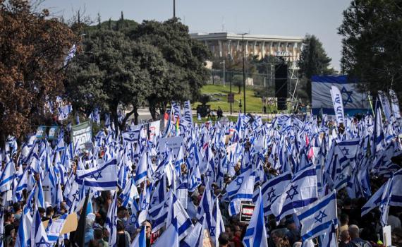לקראת ההצבעה במליאה: עשרות אלפים מוחים מול הכנסת