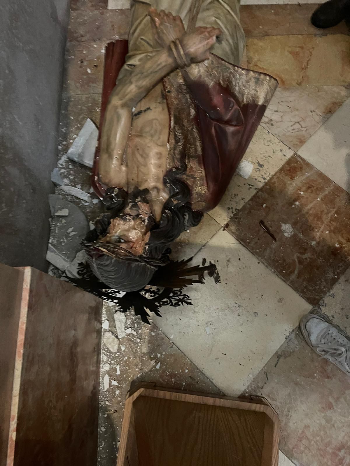 תייר השחית פסל בכנסייה בעיר העתיקה בירושלים