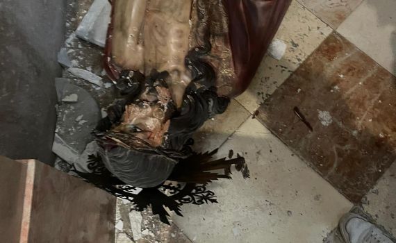 תייר השחית פסל בכנסייה בעיר העתיקה בירושלים