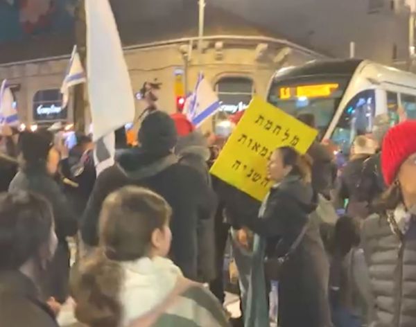 צפו: מפגיני השמאל חסמו את הרכבת הקלה והתפרעו