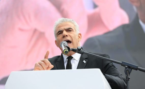 לפיד תוקף בחריפות: "גוררים אותנו לאסון"