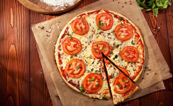 יום הפיצה הבינלאומי: טיפים לפיצה מושלמת בתנור הביתי