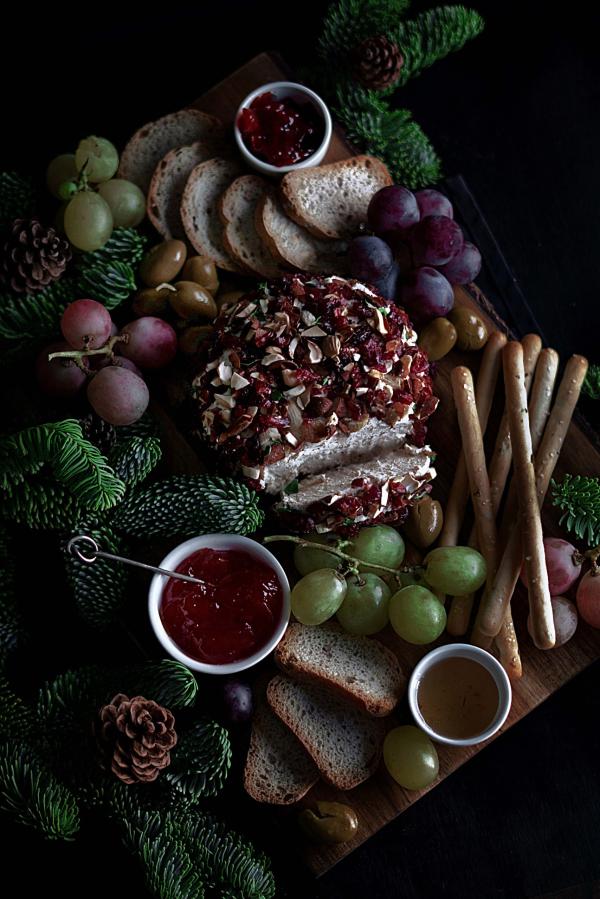 מיוחד: מתכון לכדור גבינה עטוף בפיצוחים