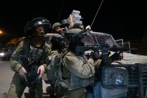 שלושה פלסטינים נעצרו לאחר שהשליכו מטען לעבר מוצב צה"לי. צפו