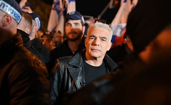 לפיד בהפגנה בחיפה: "נציל את המדינה שלנו"