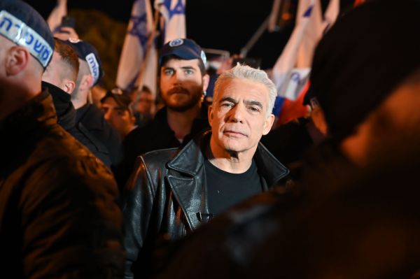 לפיד נגד סמוטריץ' ובן גביר: 'המציאו הקפאה שלא היתה'