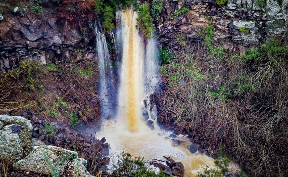 מרהיב: מפל עיט ברמת הגולן שוצף ממים