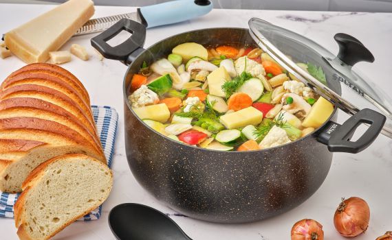 בדיוק בזמן: מתכון למרק ירקות חורפי ועשיר