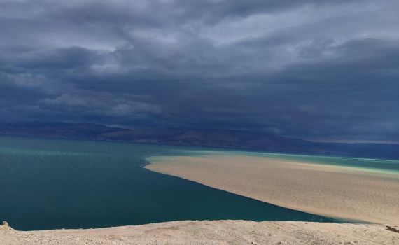 מדהים: נחל דרגה צובע בחום את ים המלח