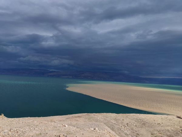 מדהים: נחל דרגה צובע בחום את ים המלח