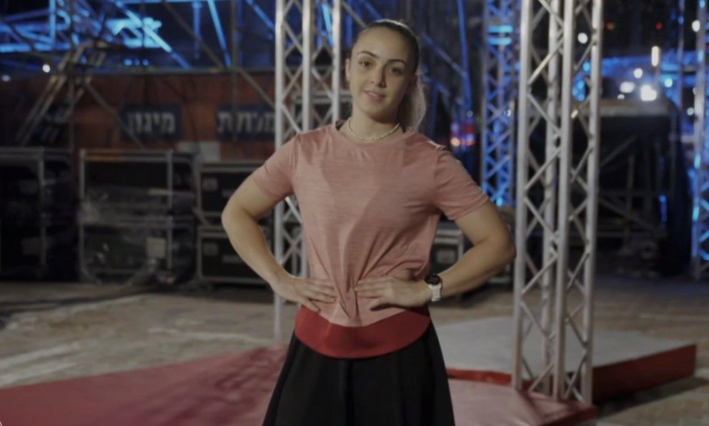 קבלו אותה: הנינג'ה הדתייה הראשונה כובשת את המסלול עם חצאית