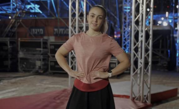 קבלו אותה: הנינג'ה הדתייה הראשונה כובשת את המסלול עם חצאית