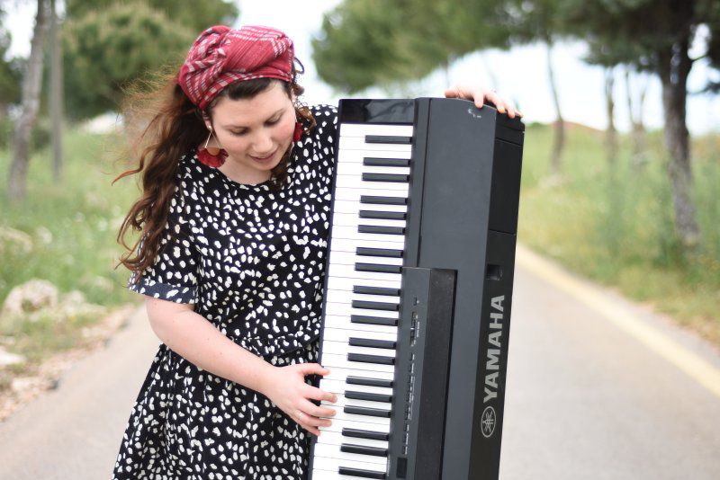 "נשיקה מאלוהים" | נעמה דרדיק בסינגל חדש