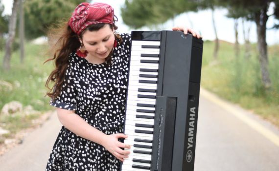 "נשיקה מאלוהים" | נעמה דרדיק בסינגל חדש