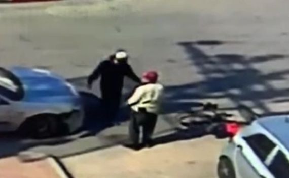 תיעוד: פוגע ברוכב אופניים, מכה אותו ודורס את אופניו