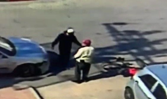 תיעוד: פוגע ברוכב אופניים, מכה אותו ודורס את אופניו