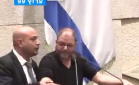 סערה לילית בכנסת: סדרנים נאלצו להוריד את הח"כ. צפו