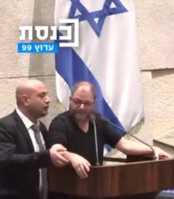 סערה לילית בכנסת: סדרנים נאלצו להוריד את הח"כ. צפו