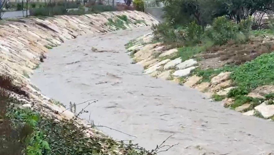 סופת ברברה: צפו בנחל שזורם בלב היישוב