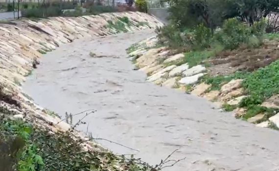 סופת ברברה: צפו בנחל שזורם בלב היישוב