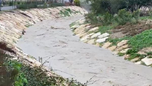 סופת ברברה: צפו בנחל שזורם בלב היישוב