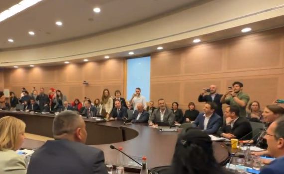 צפו: לפני ההצבעה – חברי האופוזיציה פצחו בשירה