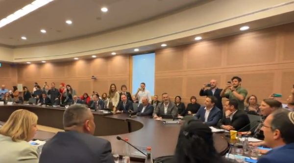 צפו: לפני ההצבעה – חברי האופוזיציה פצחו בשירה