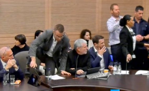 בזיון:ח"כ מהאופוזיציה טיפס על השולחן ורץ לעבר רוטמן