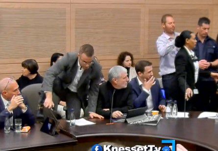 בזיון:ח"כ מהאופוזיציה טיפס על השולחן ורץ לעבר רוטמן