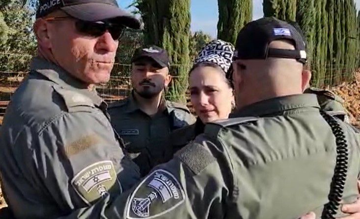 "חצוף" | שוטרים מכתרים את הח"כית הסרוגה. צפו