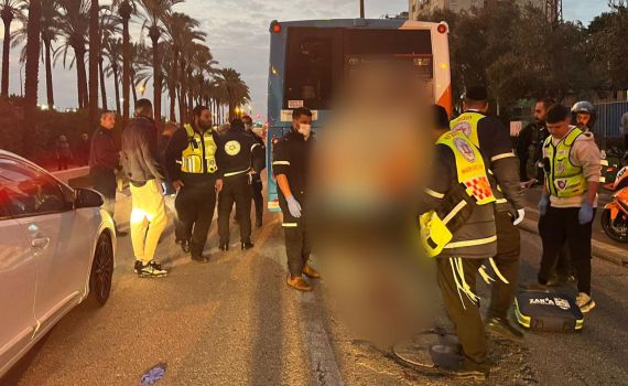 תאונה מחרידה: הולך רגל נלכד מתחת לאוטובוס