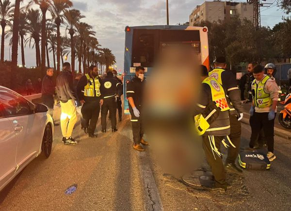 תאונה מחרידה: הולך רגל נלכד מתחת לאוטובוס